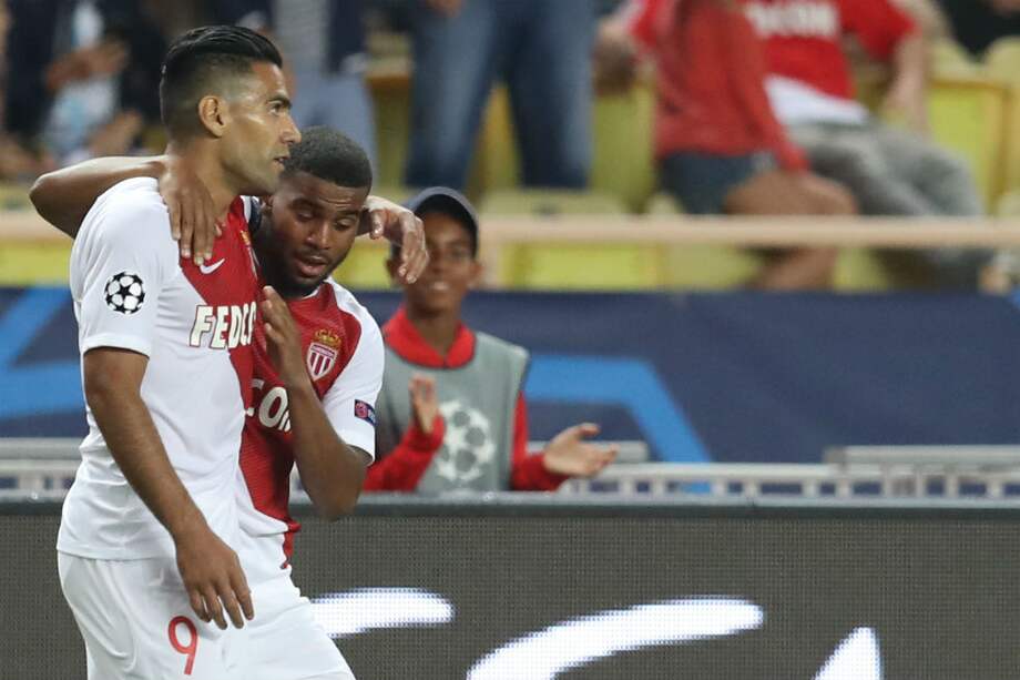 Falcao celebra el gol de Samuel Grandsir, que fue la apertura del marcador en el estadio Luis II. / AFP