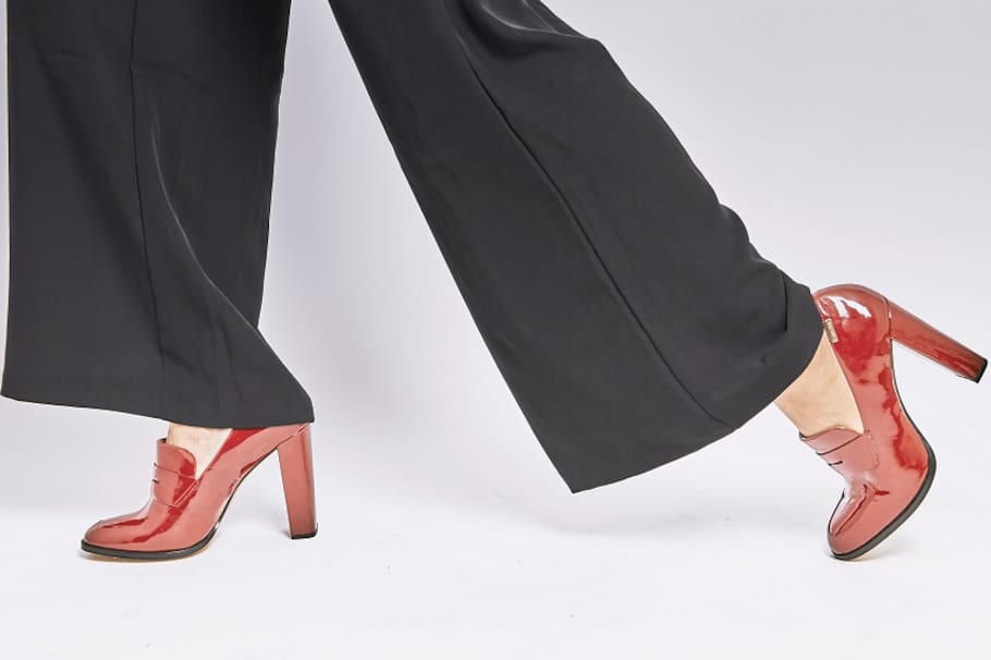 El rojo continúa siendo una gran apuesta y ahora se impone en zapatos.