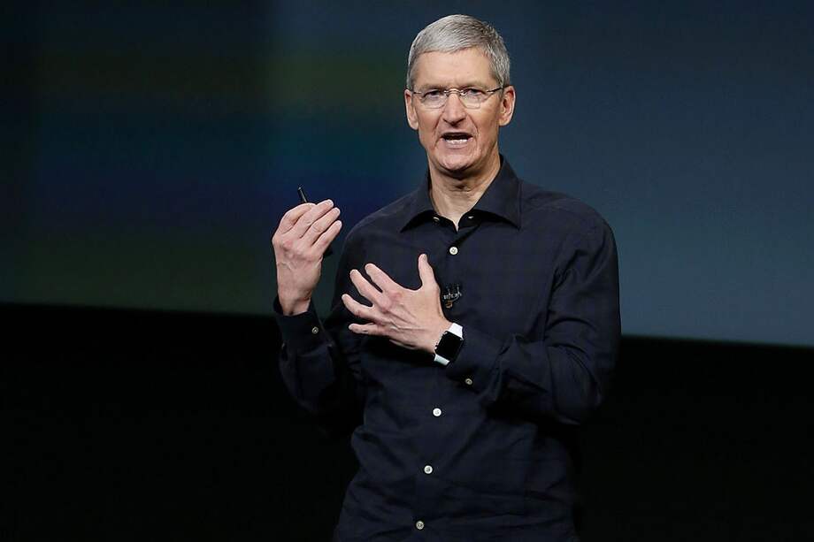 El director ejecutivo de Apple, Tim Cook, durante el lanzamiento del nuevo iPad Air 2 en Cupertino, California. / AFP
