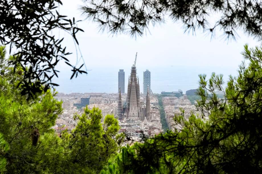 En el corazón de la ciudad se levanta su estructura más icónica: la Sagrada Familia, la obra monumental de Antoni Gaudí, en construcción desde 1882. EFE/ Enric Fontcuberta.