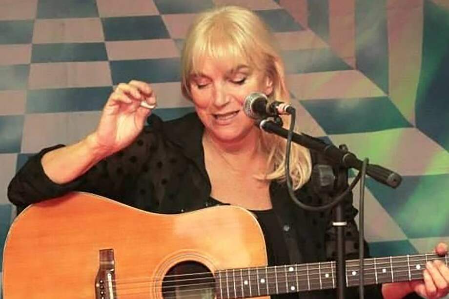 Tras pasar por un par de festivales de música cantando como solista con un estilo rock-folk, María José Cantilo lanzó su primer disco en 1984.