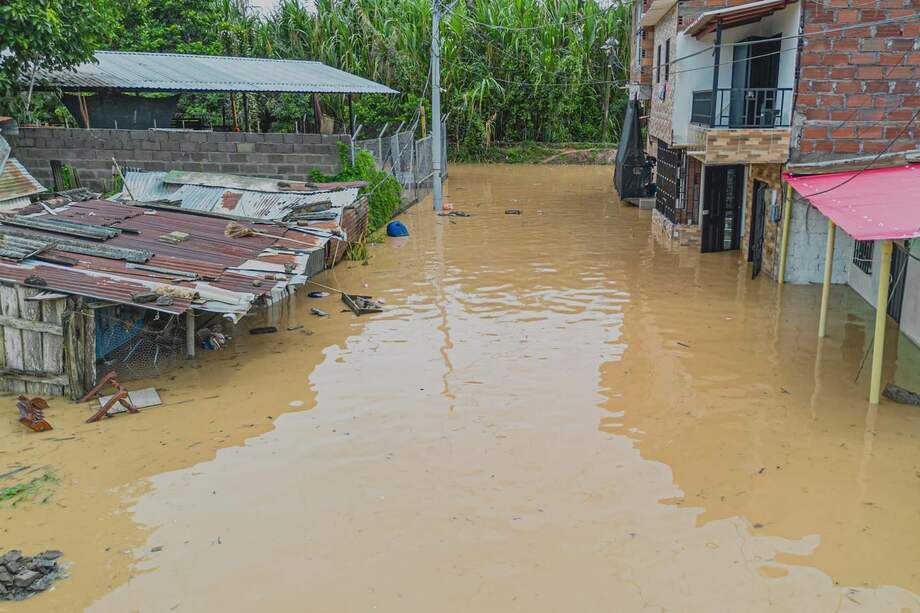 Las fuertes lluvias provocaron el desbordamiento de varias quebradas y graves afectaciones en viviendas.