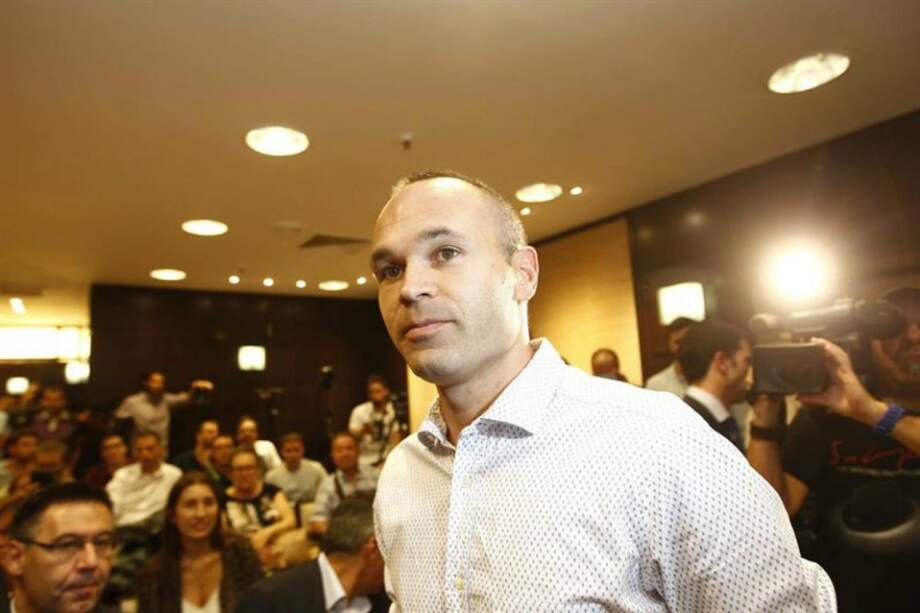 El jugador del FC Barcelona, Andrés Iniesta, durante la presentación en Barcelona de su libro 'El partido de mi vida'. / EFE