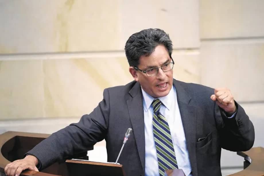 El ministro de Hacienda. Alberto Carrasquilla, señala que el país requiere de varias reformas para la recuperación de la economía.