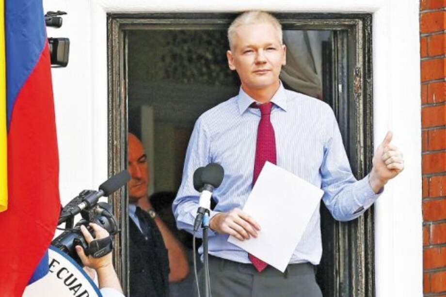La detención de Assange debe suspenderse para empezar a reparar los atropellos cometidos en su contra. Si bien eso no significa que el caso en Suecia quede automáticamente en la impunidad, no hay motivos para obligarlo a quedarse en la embajada. / EFE