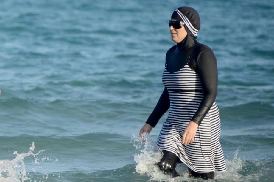 El burkini es un bañador que cubre todo el cuerpo de las mujeres. La prenda, que solo deja al descubierto la cara las manos y los pies, ha sido prohibida en cuatro playas del país. / AFP
