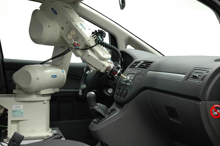 RUTH, un robot que 'siente' los carros de Ford antes de salir de fábrica