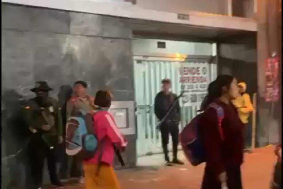 Algunos miembros pernoctan en las cercanías del cajero BVVA.