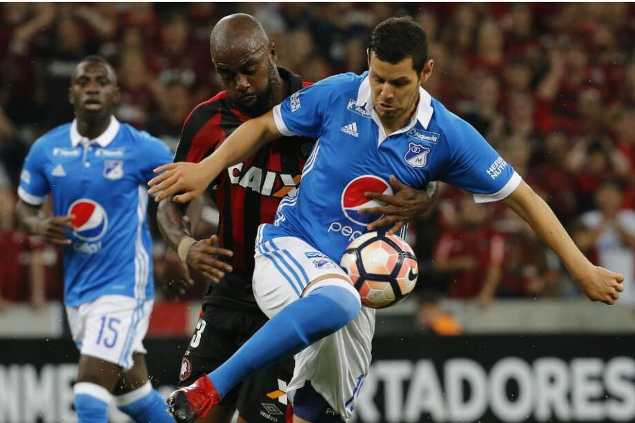 Pedro Franco en una acción de juego durante la primera parte. / EFE