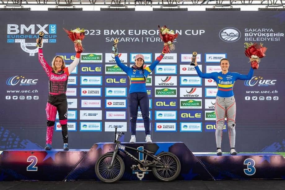 Mariana Pajón (centro) y Gabriela Bolle en el podio de la décima ronda de la categoría élite femenina de la Copa de Europa de BMX celebrada en Sakarya, Turquía.