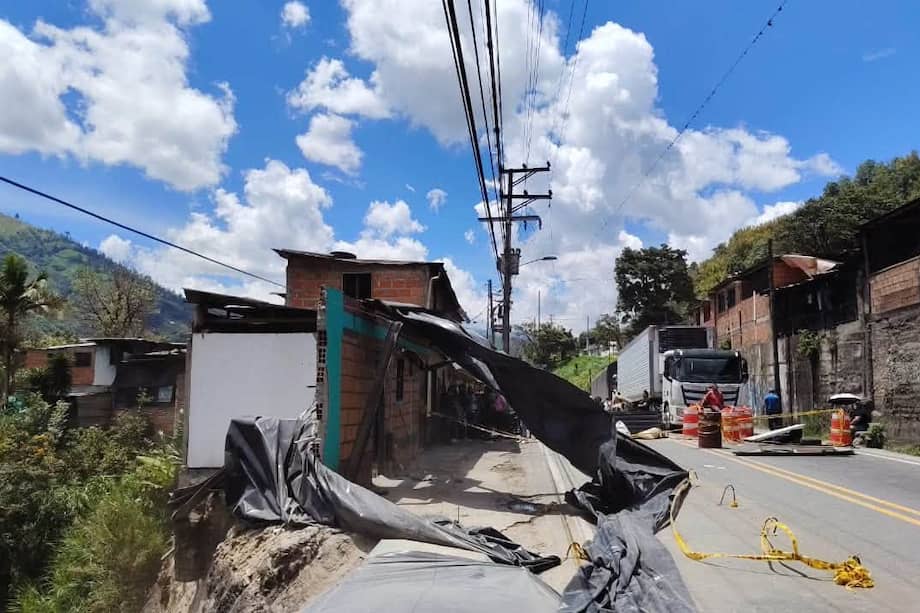 El Invías salió a desmentir que la vía estuviera completamente cerrada.