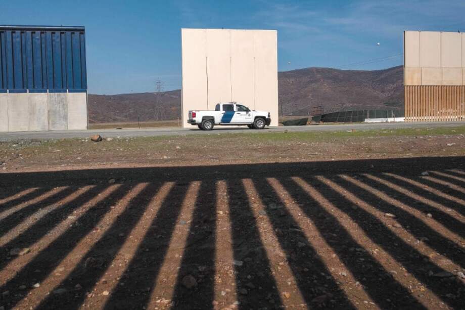 El año pasado se presentaron varios prototipos para el muro que planea construir Donald Trump. / AFP