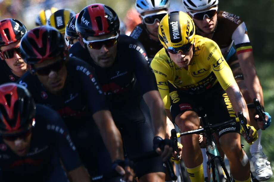 Primoz Roglic, líder de la carrera, junto al Ineos Grenadiers, equipo de Egan Bernal y rivales principales del Jumbo-VIsma.