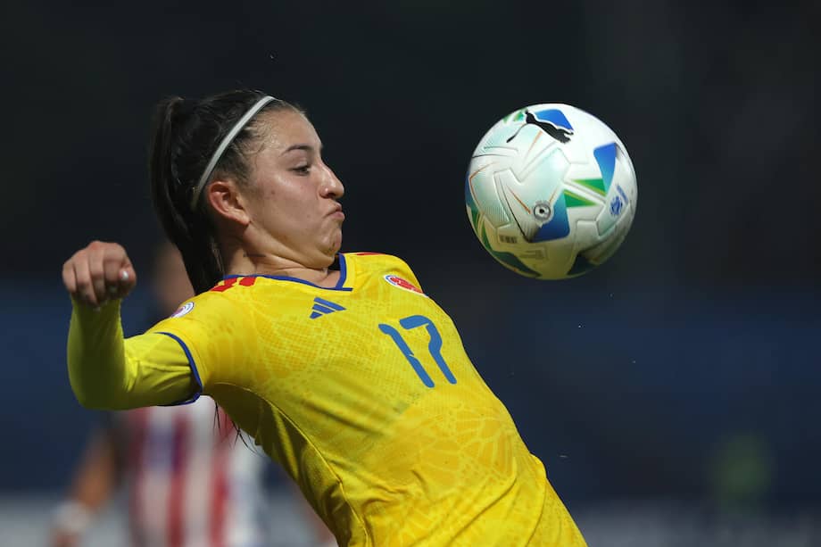 Nikol Rojas controla un balón este jueves 12 de febrero de 2026, en el partido del Sudamericano Femenino Sub-20 entre Paraguay y Colombia en el estadio Luis Alfonso Giagni de Villa Elisa, Paraguay.