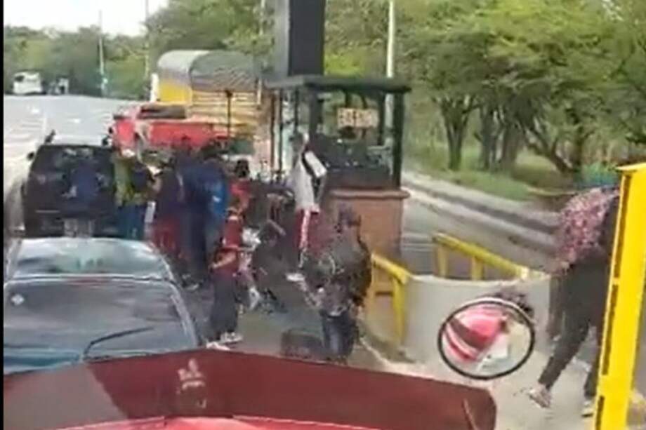 Captura de pantalla del video en el que se muestra cómo los barristas llegan al peaje El Cerrito.