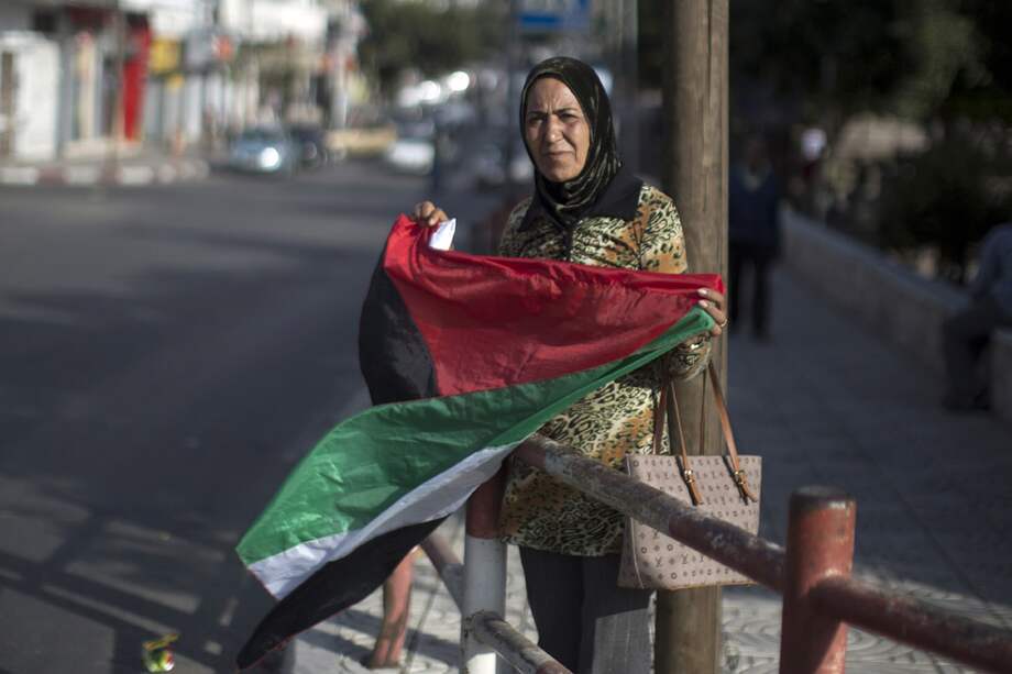 En la Franja de Gaza, una palestina celebra el acuerdo alcanzado entre Fatah y Hamás. / AFP