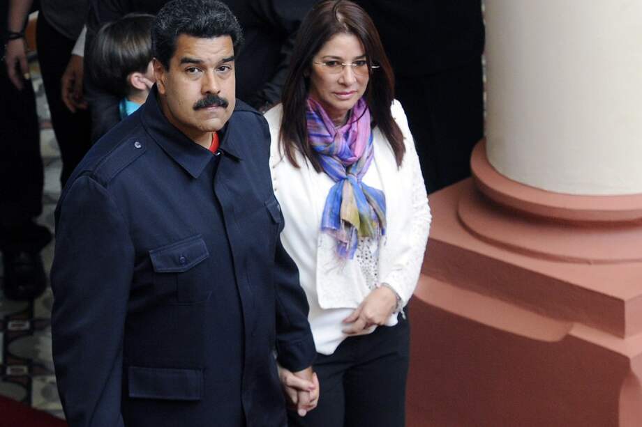 Maduro junto a su esposa, Cilia Flórez, en el primer aniversario de la muerte de Hugo Chávez, en 2014. / EFE