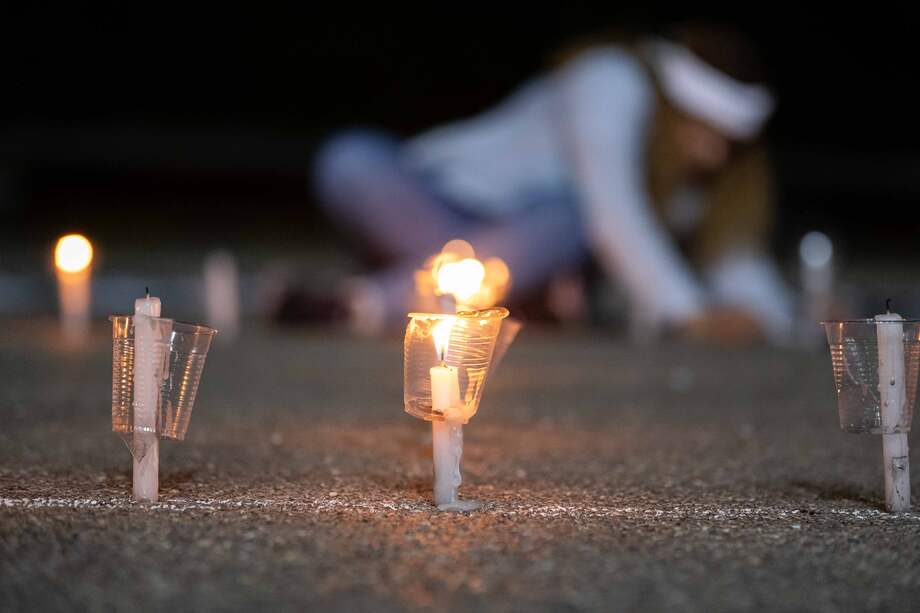 Fotografía de una vela durante una vigilia por los "presos políticos" en la Universidad Central de Venezuela (UCV) en Caracas (Venezuela).