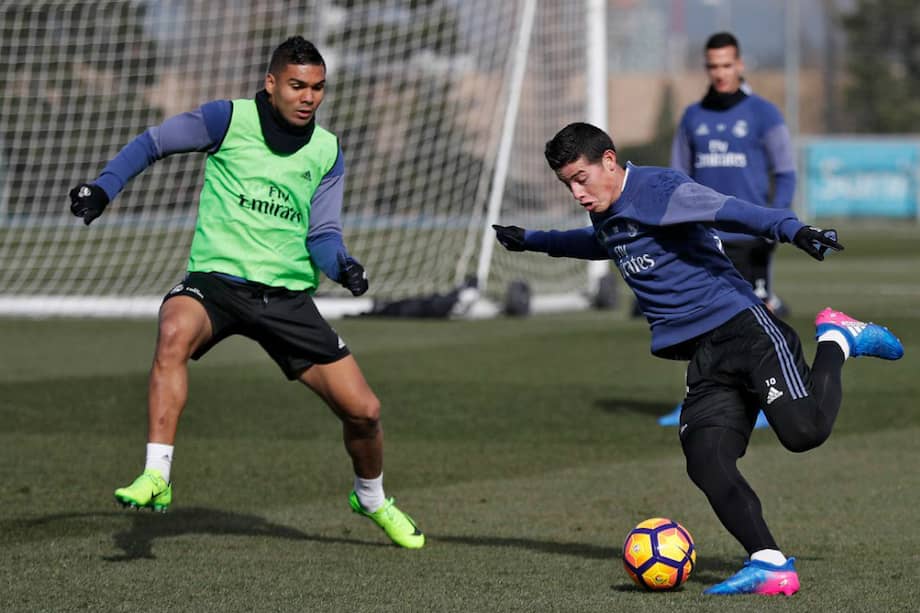 James y el brasilero Casemiro en el entrenamiento del Real Madrid. / @realmadrid