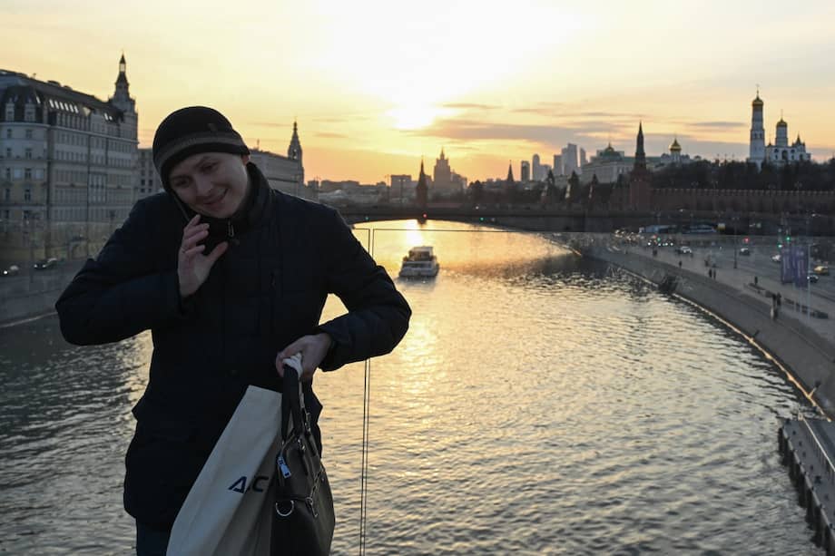 Un hombre habla por teléfono en el Puente Flotante (Puente Paryashiy) en el parque Zaryadye, en el centro de Moscú, el 17 de marzo de 2026.