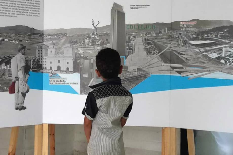Un niño observa el paisaje de Medellín.