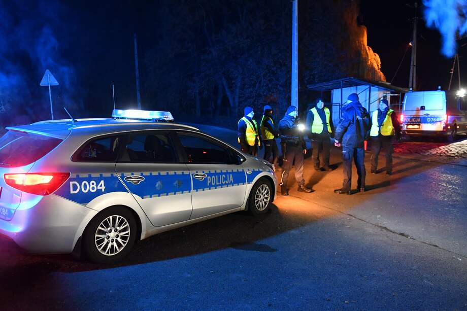 Oficiales de policía polacos patrullaban en el pueblo de Przewodow, sureste de Polonia, el 15 de noviembre de 2022.