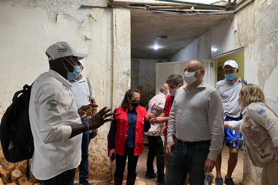 Embajador de la Unión Europea en Colombia, Gilles Bertrand, visitando a productores de Tumaco.