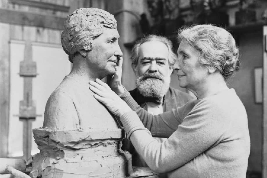 Helen Adams Keller nació el 27 de junio de 1880, en Alabama, y murió el 1° de junio de 1968,
en Connecticut, Estados Unidos. Aquí aparece junto al escultor Jo Davidson en 1942. / AP