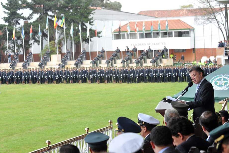 El presidente Santos frente a oficiales de la Policía. / Archivo