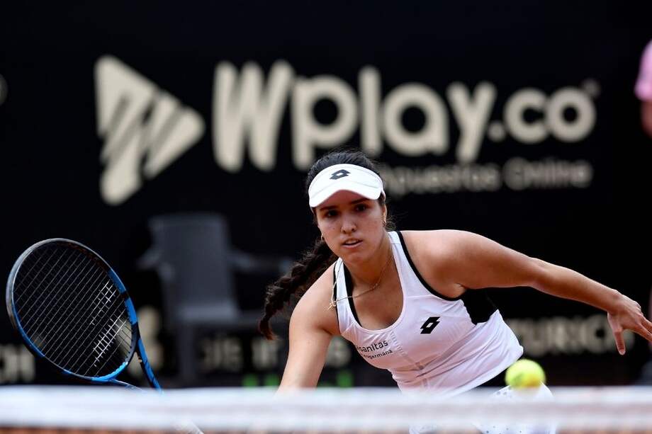 La tenista colombiana Camila Osorio en medio de su encuentro contra Laura Pigossi en la semifinal de la Copa Colsánitas.