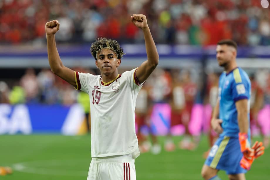 GR1276. ARLINGTON (ESTADOS UNIDOS), 06/07/2026.- Lamine Yamal de España celebra este lunes, al finalizar un partido de los octavos de final del Mundial de la FIFA 2026 entre Portugal y España en el estadio AT&T en Arlington (Estados Unidos). EFE/ Mariscal