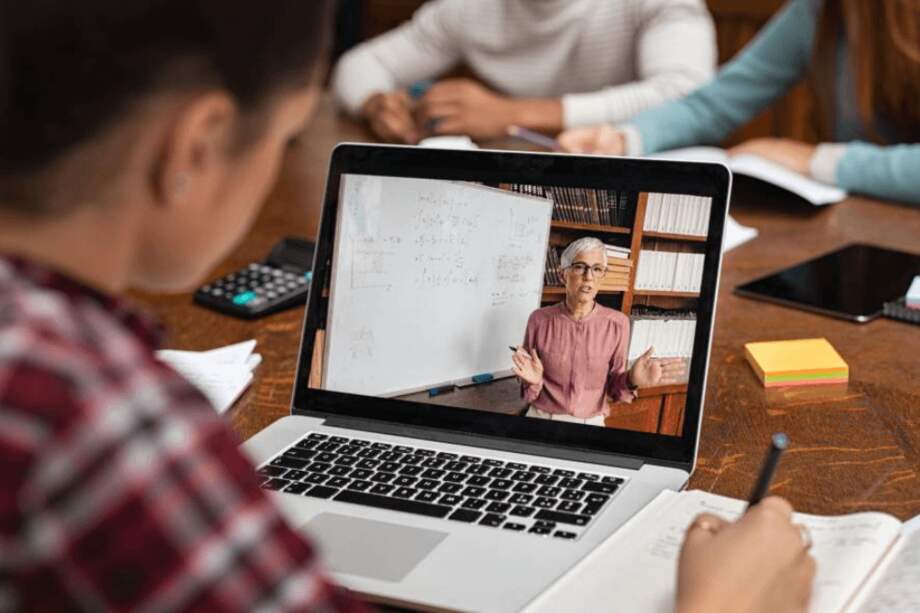 55% de los estudiantes encuestados sienten que su carga académica ha aumentado en la modalidad de estudio virtual en casa, y el 58% siente que su capacidad de aprendizaje ha disminuido. / iStock