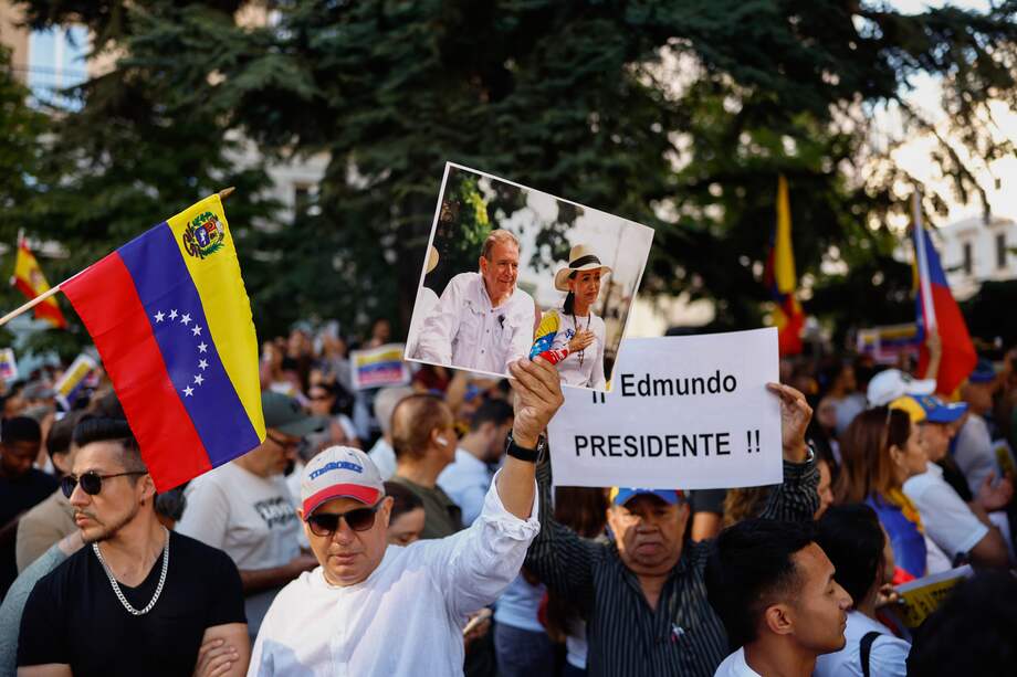 Varias personas participan en una concentración convocada en la Plaza de las Cortes, en Madrid, para reivindicar la victoria en los comicios del pasado 28 de julio de Edmundo González Urrutia, que el domingo llegó exiliado a España.
