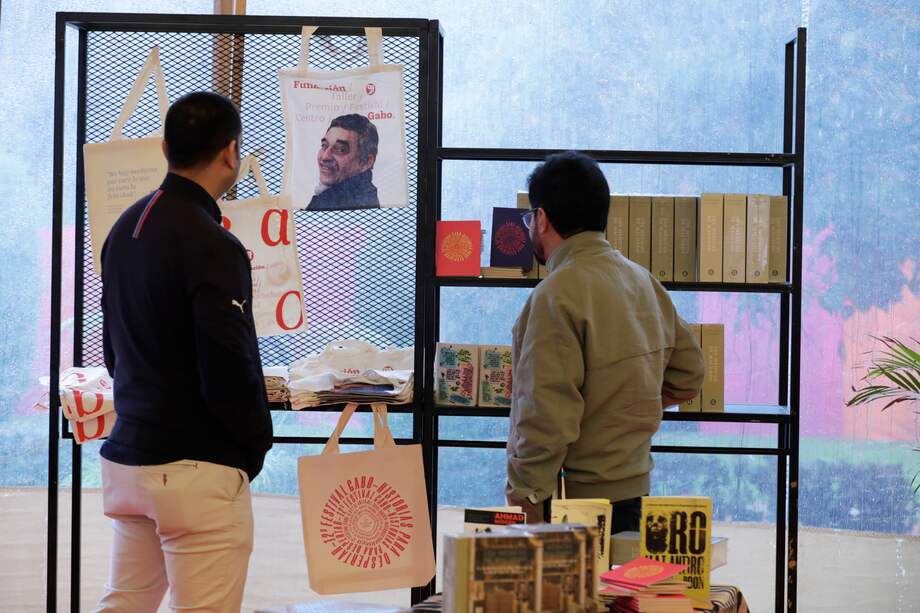 AME9684. BOGOTÁ (COLOMBIA), 05/07/2024.- Personas recorren una venta de libros durante el primer día del Festival Gabo este viernes, en Bogotá (Colombia). Una obra de teatro sobre la represión periodística inauguró la XII edición del Festival Gabo, evento de tres días sobre periodismo iberoamericano, este viernes en el auditorio del Colegio Gimnasio Moderno de Bogotá. EFE/Carlos Ortega