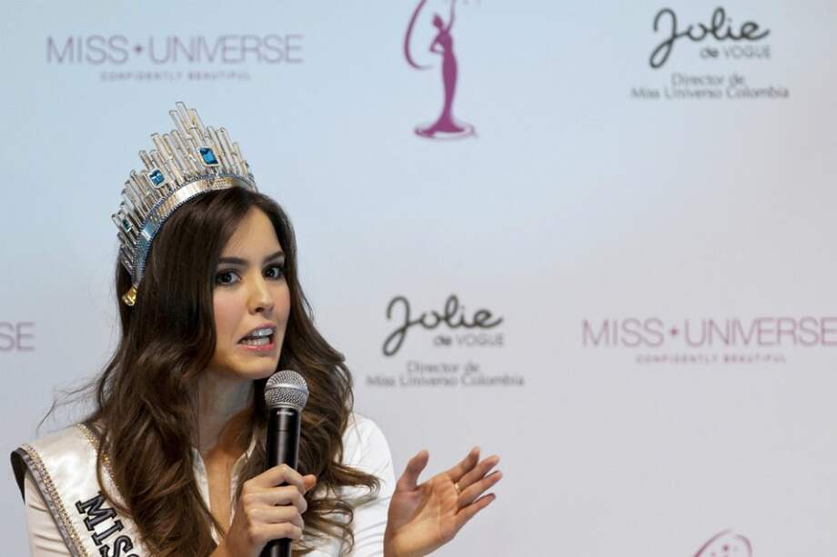 Paulina Vega, Miss Universe 2014, durante una rueda de prensa en Bogotá, la primera ciudad que visita por su paso en Colombia. /AFP