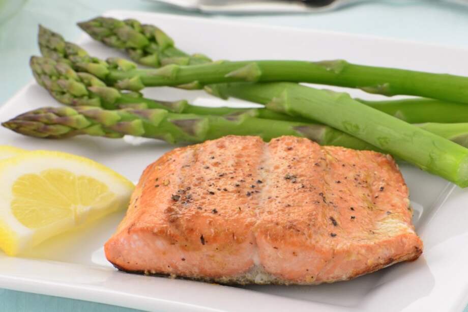 Receta del día: Espárragos frescos y salmón poché