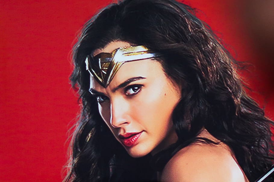 Gal Gadot está promocionando 'Agente Stone', su más reciente película, pero habló de 'Wonder Woman'.