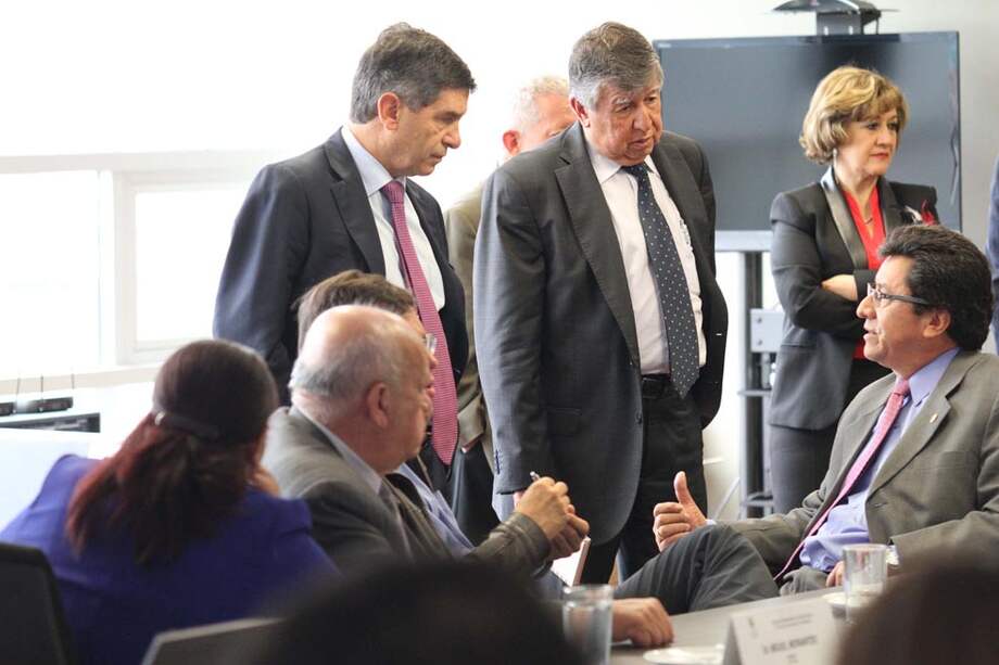 El ministro de Trabajo, Rafael Pardo, y el viceministro de Relaciones Laborales, José N. Ríos, durante la discusión. / Cortesía Mintrabajo