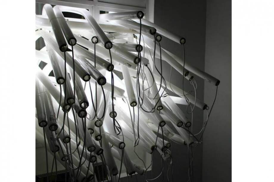 Laura Ceballos, "Ventosa T8" 2015 bombillos florescentes y LED. /Cortesía KB-Espacio para la Cultura.