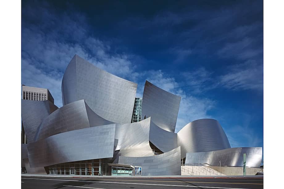 La Orquesta Filarmónica de Los Ángeles canceló sus presentaciones en el Walt Disney Concert Hall. Dado la situación global, la orquesta ofrecerá show a través de televisión e internet.