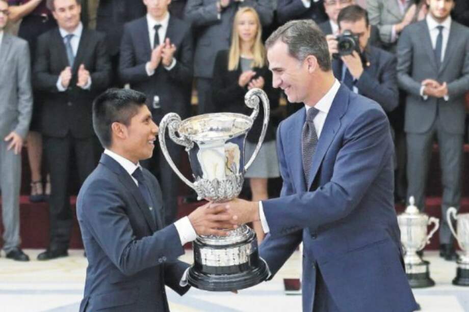 Nairo Quintana recibe el premio de la Comunidad Iberoamericano de manos del Rey de España. / EFE