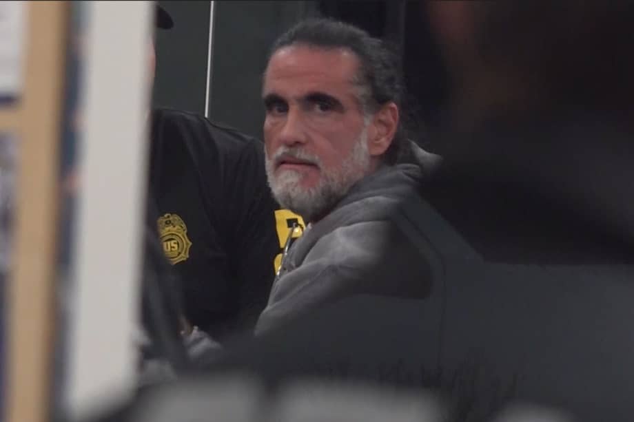 Captura de video del empresario colombiano Alex Saab escoltado por agentes de la DEA a su llegada este sábado, al aeropuerto de Opa-locka, en el condado de Miami-Dade (EE.UU.).
