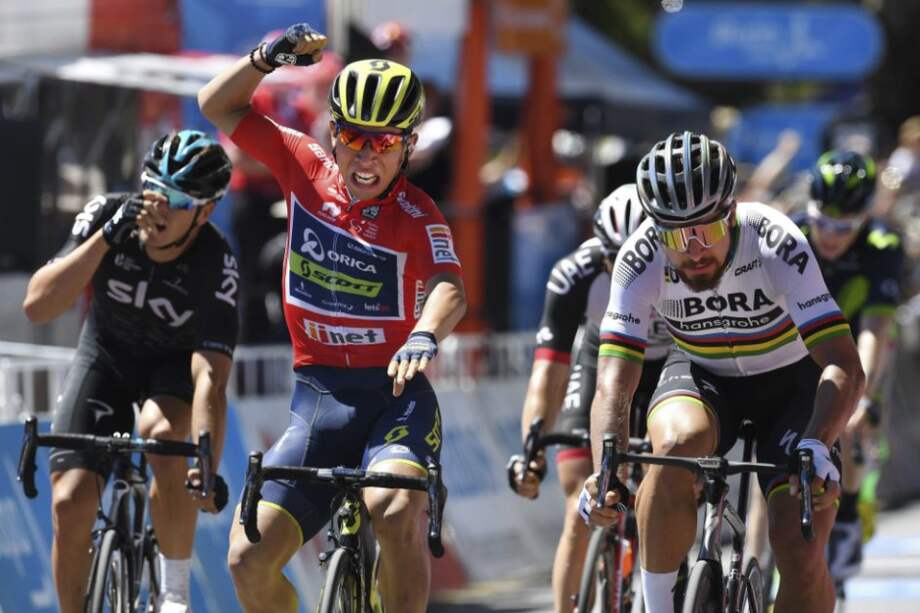 Caleb Ewan en la meta junto a Peter Sagan y Danny Van Poppel. / EFE