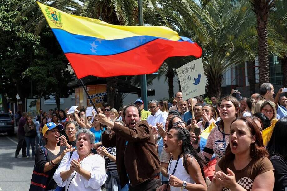 Opositores venezolanos participan hoy miércoles, en una manifestación para exigir el fin de la crisis y en respaldo a la Presidencia interina de Juan Guaidó, / EFE