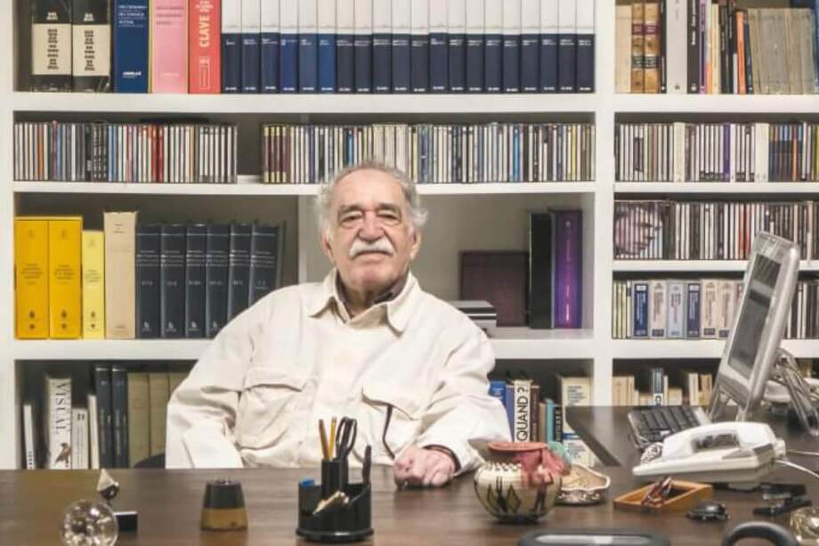 Gabo en la biblioteca de su residencia en La Habana, con su computador de pantalla vertical en el cual el "Maestro" Angulo escribió el memorando que entregó a Belisario Betancur sobre su misión como “embajador clandestino” a Cuba y que permanecía inédito. / Guillermo Angulo