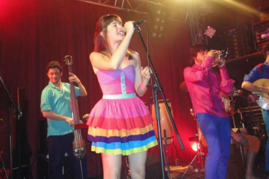 Catalina García y el grupo Monsieur Periné durante una de sus presentaciones. / Yenith González