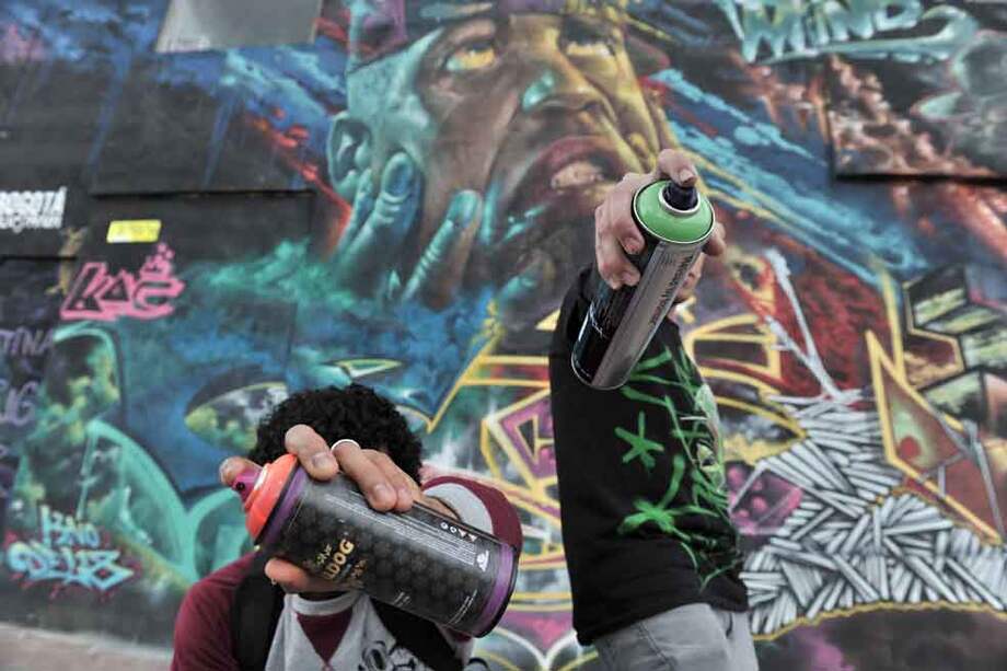 3D enfrente de un grafiti dibujado sobre la carrera décima. / David Campuzano