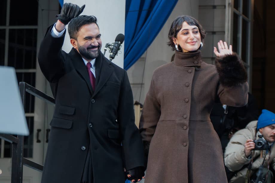 El alcalde de Nueva York, Zohran Mamdani (izquierda), y su esposa, Rama Duwaji (derecha), saludan a la multitud durante la toma de posesión del alcalde en Nueva York, Nueva York, Estados Unidos, el 1 de enero de 2026. (Nueva York) EFE/EPA/Olga Fedorova
