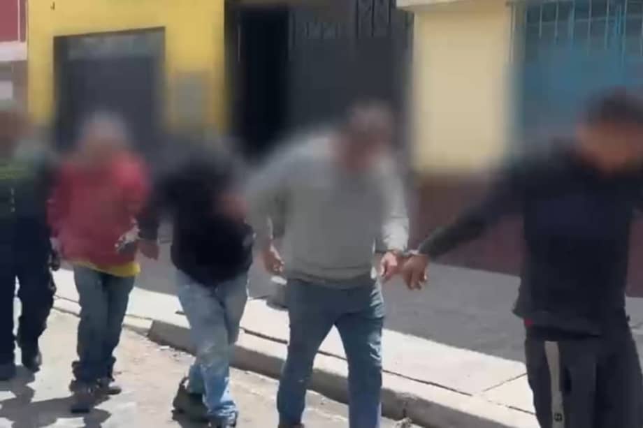 Los cuatro detenidos y el automóvil recuperado quedaron a disposición de la Fiscalía.