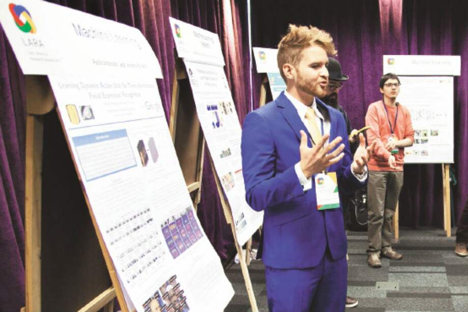 Andrés Felipe Romero, de los Andes, expone su proyecto en el Campus São Paulo, en Brasil. / Cortesía Google